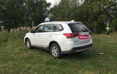 Mitsubishi Outlander III рестайлинг 3, 2017 год, 2 300 000 рублей, 2 фотография