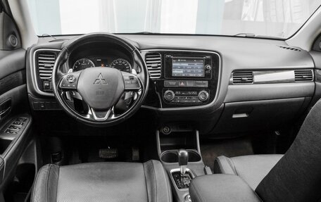 Mitsubishi Outlander III рестайлинг 3, 2015 год, 2 049 000 рублей, 6 фотография