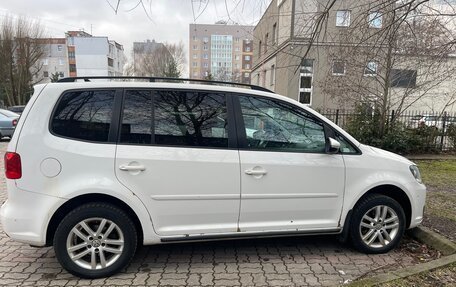 Volkswagen Touran III, 2010 год, 1 050 000 рублей, 2 фотография