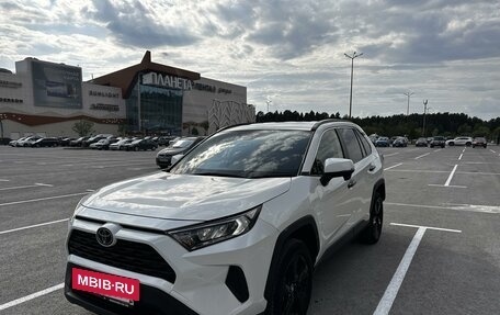 Toyota RAV4, 2019 год, 2 580 000 рублей, 2 фотография