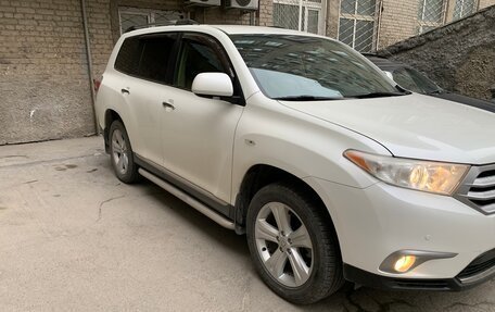 Toyota Highlander III, 2011 год, 2 700 000 рублей, 2 фотография