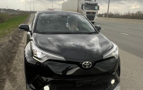 Toyota C-HR I рестайлинг, 2017 год, 2 100 000 рублей, 3 фотография