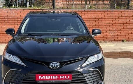 Toyota Camry, 2021 год, 3 850 000 рублей, 2 фотография