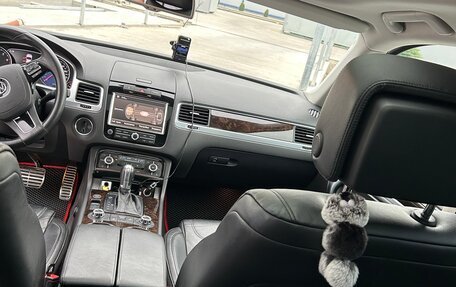 Volkswagen Touareg III, 2011 год, 2 570 000 рублей, 21 фотография