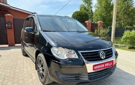 Volkswagen Touran III, 2008 год, 830 000 рублей, 2 фотография