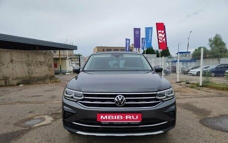 Volkswagen Tiguan II, 2021 год, 3 850 000 рублей, 2 фотография