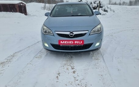Opel Astra J, 2011 год, 700 000 рублей, 2 фотография