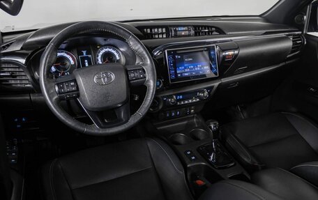 Toyota Hilux VIII, 2018 год, 3 740 000 рублей, 10 фотография
