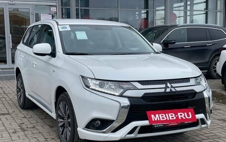 Mitsubishi Outlander III рестайлинг 3, 2022 год, 2 950 000 рублей, 4 фотография