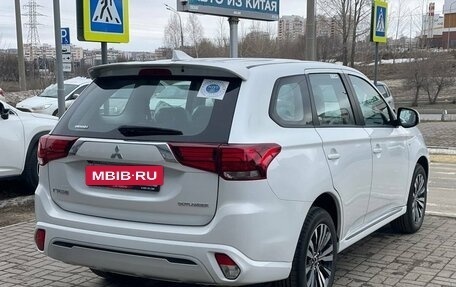 Mitsubishi Outlander III рестайлинг 3, 2022 год, 2 950 000 рублей, 5 фотография