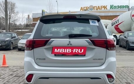 Mitsubishi Outlander III рестайлинг 3, 2022 год, 2 950 000 рублей, 6 фотография