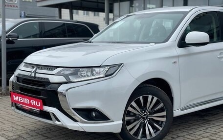 Mitsubishi Outlander III рестайлинг 3, 2022 год, 2 950 000 рублей, 11 фотография