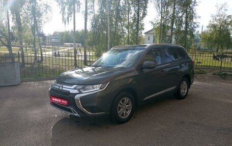 Mitsubishi Outlander III рестайлинг 3, 2021 год, 2 850 000 рублей, 1 фотография