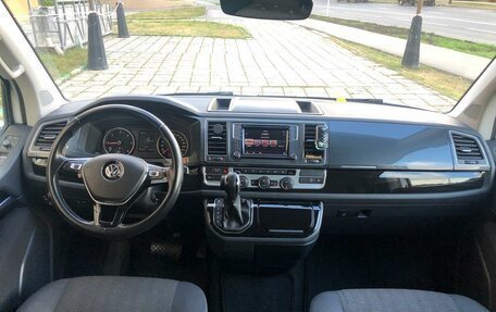 Volkswagen Multivan T6 рестайлинг, 2019 год, 4 300 000 рублей, 8 фотография