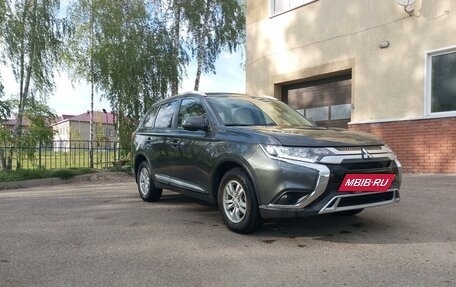 Mitsubishi Outlander III рестайлинг 3, 2021 год, 2 850 000 рублей, 3 фотография