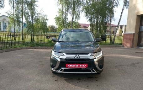 Mitsubishi Outlander III рестайлинг 3, 2021 год, 2 850 000 рублей, 2 фотография