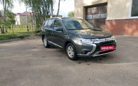 Mitsubishi Outlander III рестайлинг 3, 2021 год, 2 850 000 рублей, 4 фотография