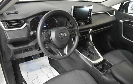 Toyota RAV4, 2021 год, 3 800 000 рублей, 7 фотография