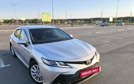 Toyota Camry, 2021 год, 2 900 000 рублей, 2 фотография