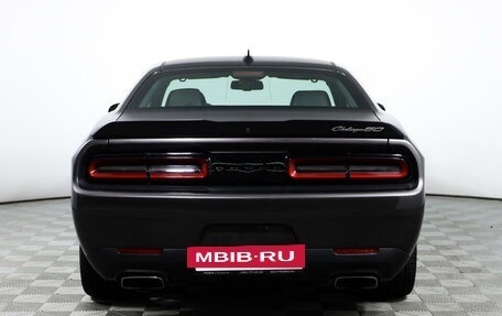 Dodge Challenger III рестайлинг 2, 2020 год, 4 500 000 рублей, 6 фотография