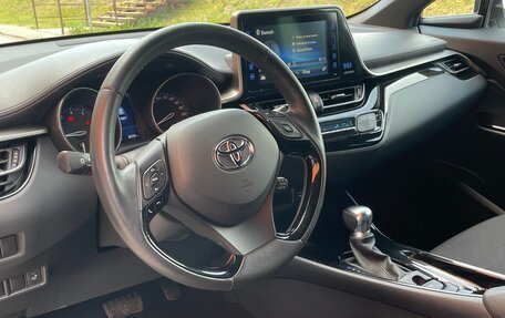 Toyota C-HR I рестайлинг, 2018 год, 2 550 000 рублей, 13 фотография