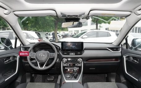 Toyota RAV4, 2024 год, 4 390 000 рублей, 13 фотография