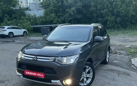 Mitsubishi Outlander III рестайлинг 3, 2014 год, 1 880 000 рублей, 1 фотография