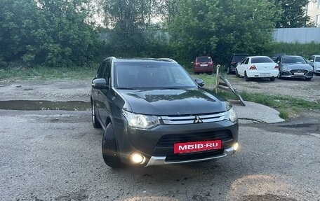 Mitsubishi Outlander III рестайлинг 3, 2014 год, 1 880 000 рублей, 4 фотография