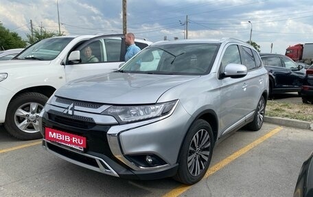 Mitsubishi Outlander III рестайлинг 3, 2018 год, 2 280 000 рублей, 2 фотография