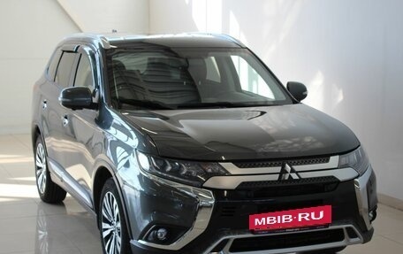 Mitsubishi Outlander III рестайлинг 3, 2021 год, 2 555 000 рублей, 3 фотография