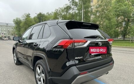 Toyota RAV4, 2019 год, 3 650 000 рублей, 8 фотография