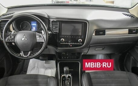 Mitsubishi Outlander III рестайлинг 3, 2021 год, 3 400 000 рублей, 6 фотография