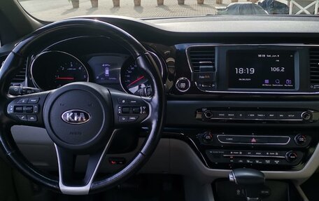 KIA Carnival III, 2018 год, 2 700 000 рублей, 5 фотография