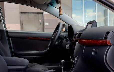 Toyota Avensis III рестайлинг, 2003 год, 670 000 рублей, 17 фотография