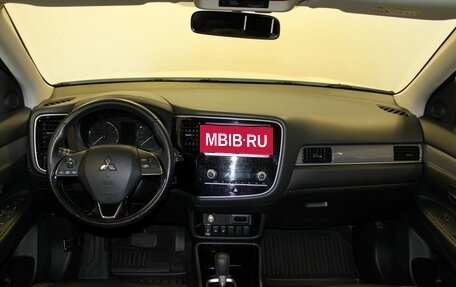 Mitsubishi Outlander III рестайлинг 3, 2020 год, 2 820 000 рублей, 4 фотография