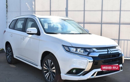 Mitsubishi Outlander III рестайлинг 3, 2022 год, 3 700 000 рублей, 3 фотография