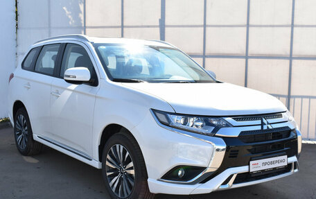 Mitsubishi Outlander III рестайлинг 3, 2022 год, 3 700 000 рублей, 3 фотография