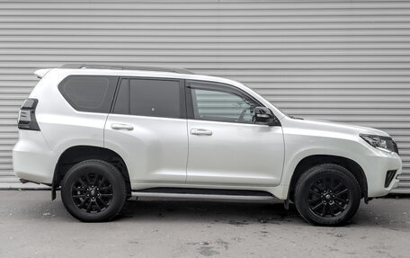 Toyota Land Cruiser Prado 150 рестайлинг 2, 2021 год, 7 300 000 рублей, 4 фотография