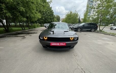 Dodge Challenger III рестайлинг 2, 2018 год, 3 500 000 рублей, 3 фотография