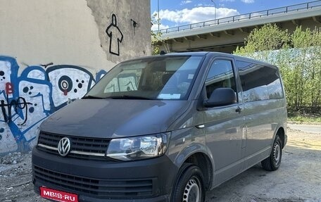 Volkswagen Caravelle T6 рестайлинг, 2018 год, 2 900 000 рублей, 1 фотография