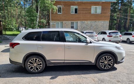 Mitsubishi Outlander III рестайлинг 3, 2017 год, 2 350 000 рублей, 4 фотография