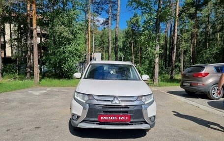 Mitsubishi Outlander III рестайлинг 3, 2017 год, 2 350 000 рублей, 3 фотография