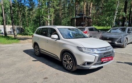 Mitsubishi Outlander III рестайлинг 3, 2017 год, 2 350 000 рублей, 2 фотография