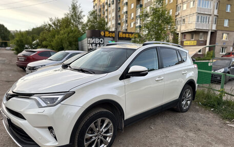Toyota RAV4, 2018 год, 3 630 000 рублей, 2 фотография