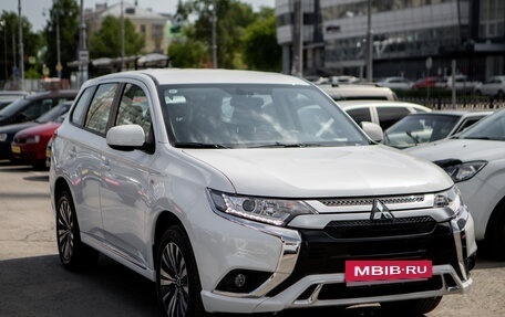 Mitsubishi Outlander III рестайлинг 3, 2022 год, 3 220 000 рублей, 4 фотография