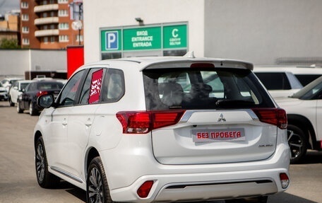 Mitsubishi Outlander III рестайлинг 3, 2022 год, 3 220 000 рублей, 7 фотография