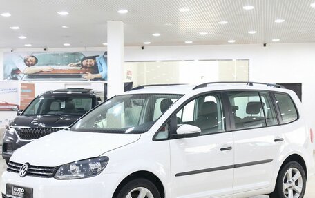 Volkswagen Touran III, 2013 год, 999 000 рублей, 1 фотография