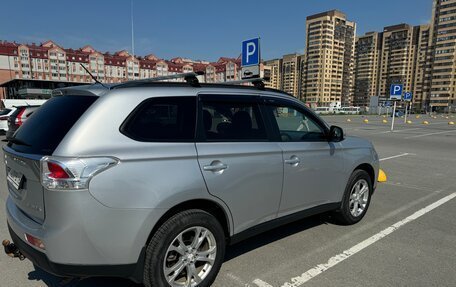 Mitsubishi Outlander III рестайлинг 3, 2013 год, 1 950 000 рублей, 2 фотография