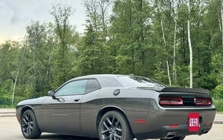 Dodge Challenger III рестайлинг 2, 2021 год, 3 970 000 рублей, 3 фотография