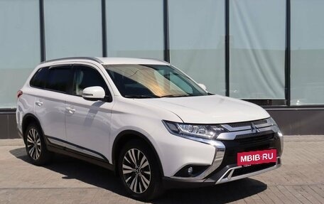 Mitsubishi Outlander III рестайлинг 3, 2018 год, 2 350 000 рублей, 7 фотография